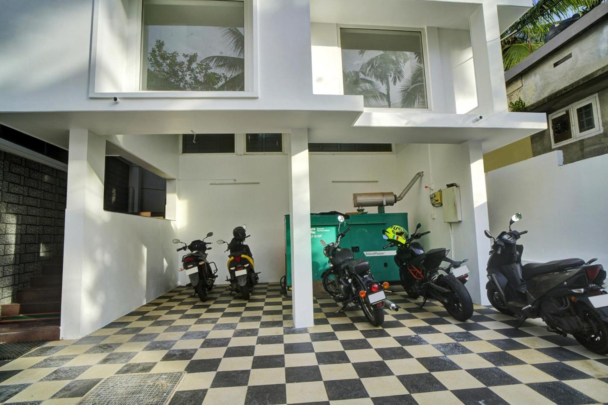 Hotel O Crystal Executive Suites Kochi Exteriör bild